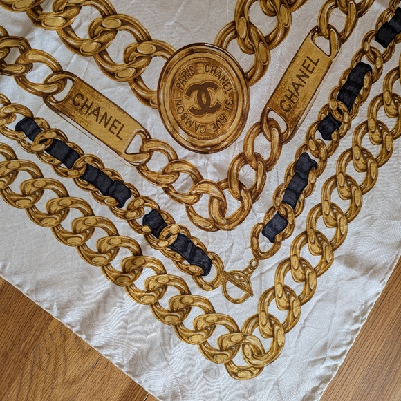 ❌ SOLD ❌ Large Silk Chanel scarf - Picture 2 of 7